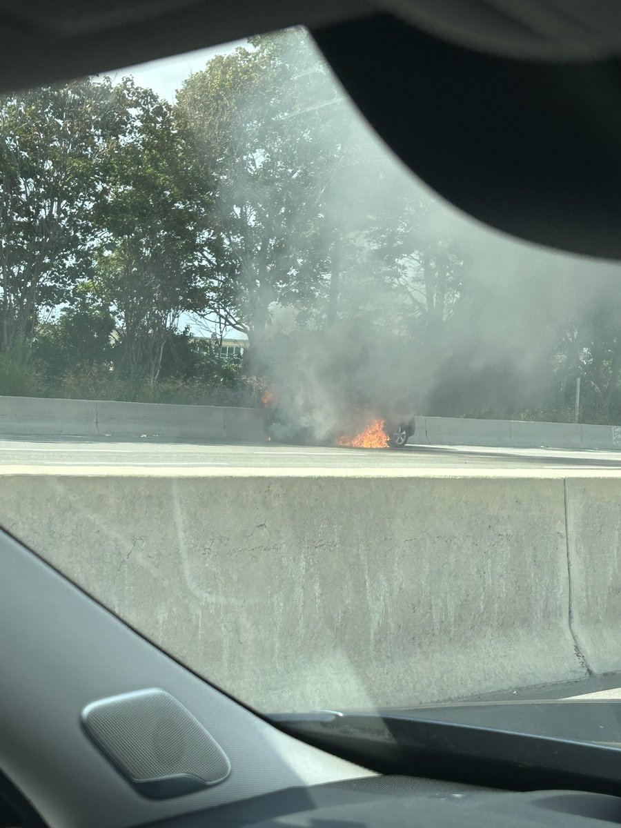 toadstr's tweet photo. Vehicle fire on westbound 417 just past carling ave. 
First responders just arriving. I pray no one was hurt #ottraffic https://t.co/syyXDsBKLy