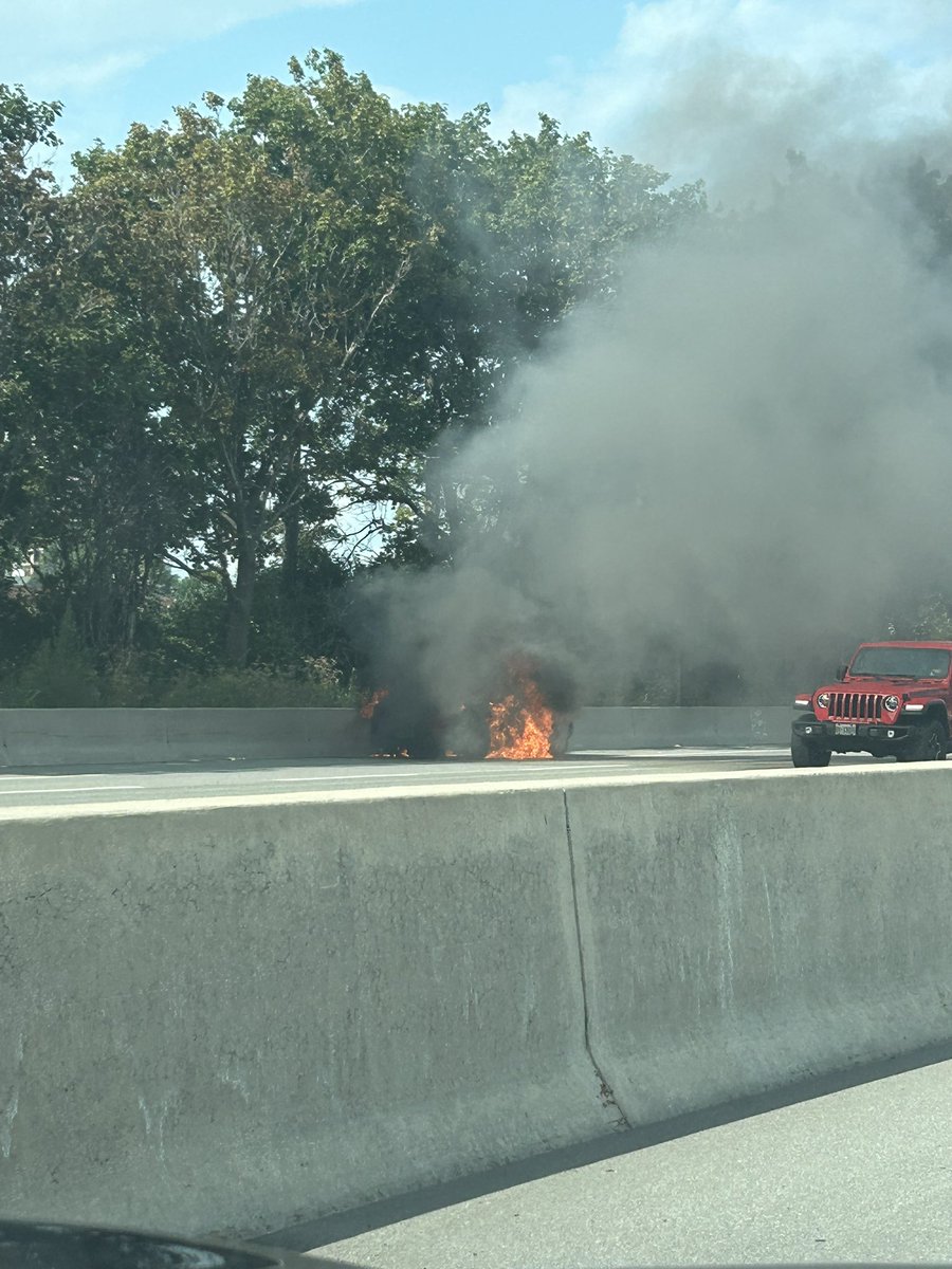 toadstr's tweet photo. Vehicle fire on westbound 417 just past carling ave. 
First responders just arriving. I pray no one was hurt #ottraffic https://t.co/syyXDsBKLy