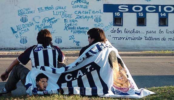 En los últimos años se repiten distintas situaciones 

- Se venden a los mejores y no los reemplazan
- Los refuerzos llegan tarde
- Los pibes de inferiores no tienen chances
- El “scouting” erra bastante
- Los DT se van disconformes

Así y todo, #Fassi le sigue exigiendo al socio