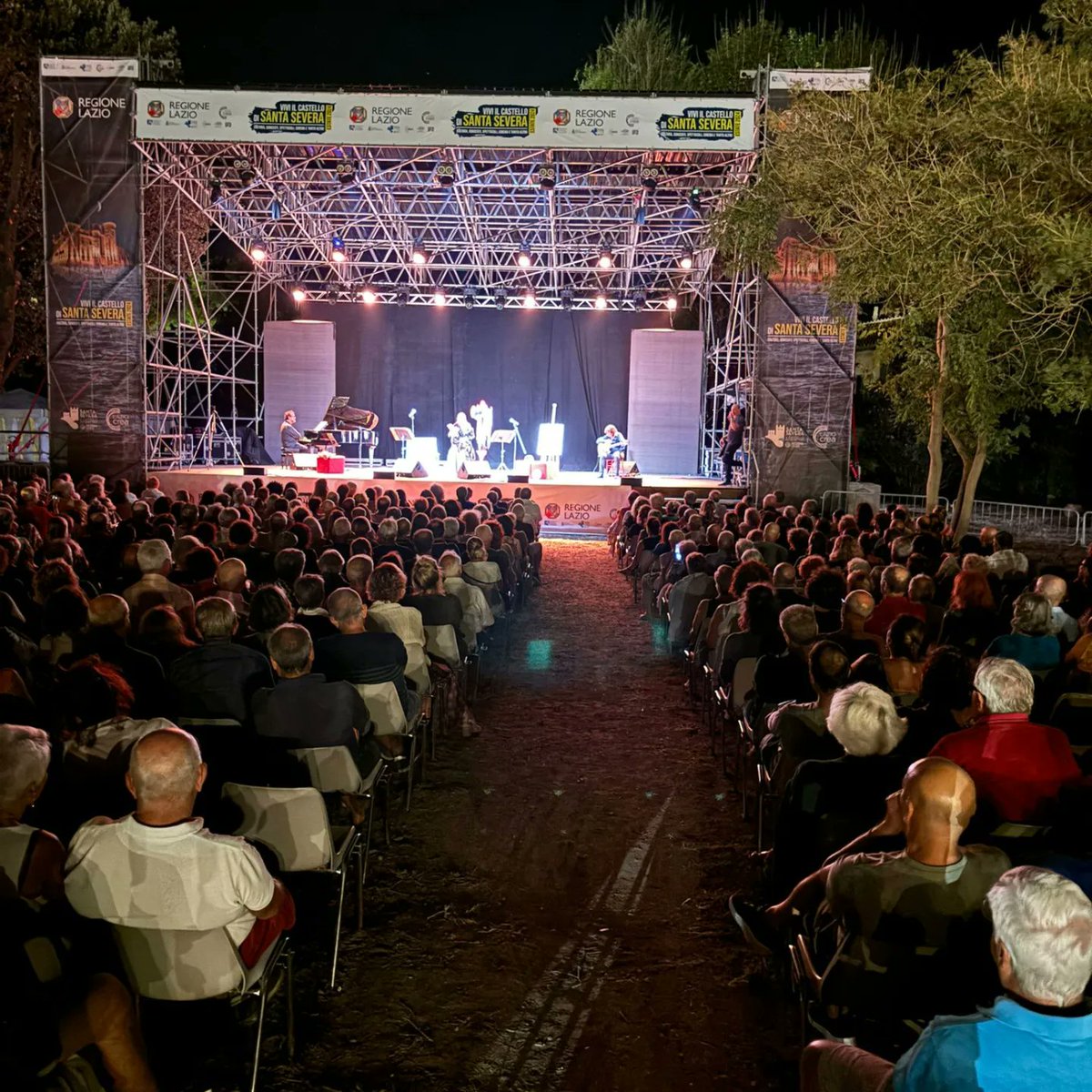 Continua la serie di sold out all'antico maniero,  anche stasera pienone per Elena Bonelli in "ELENA NANNARELLA E GABRIELLA" per la rassegna Vivi il Castello di Santa Severa, promossa dalla <a href="/RegioneLazio/">Regione Lazio</a>  organizzata da <a href="/LAZIOcrea/">LAZIOcrea S.p.A.</a>  in collaborazione con <a href="/ATCLLAZIO/">ATCL LAZIO</a>