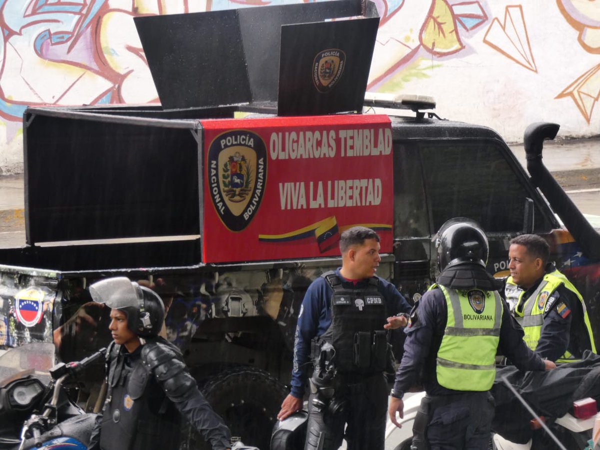 _Provea's tweet photo. Informe Especial | Gobierno de Maduro rompe cifras históricas de represión en Venezuela

📢 En el breve ciclo de protestas post-electoral de 2024 la cifra promedio de detenidos diariamente se elevó a 150 personas. 

El doble de detenidos diariamente sumando los ciclos de conflictos de 2014, 2017 y 2019 y el doble de detenidos-desaparecidos diariamente en Chile durante los meses de septiembre y diciembre de 1973, tras el golpe de estado de Augusto Pinochet https://t.co/cqVpJFFe6t