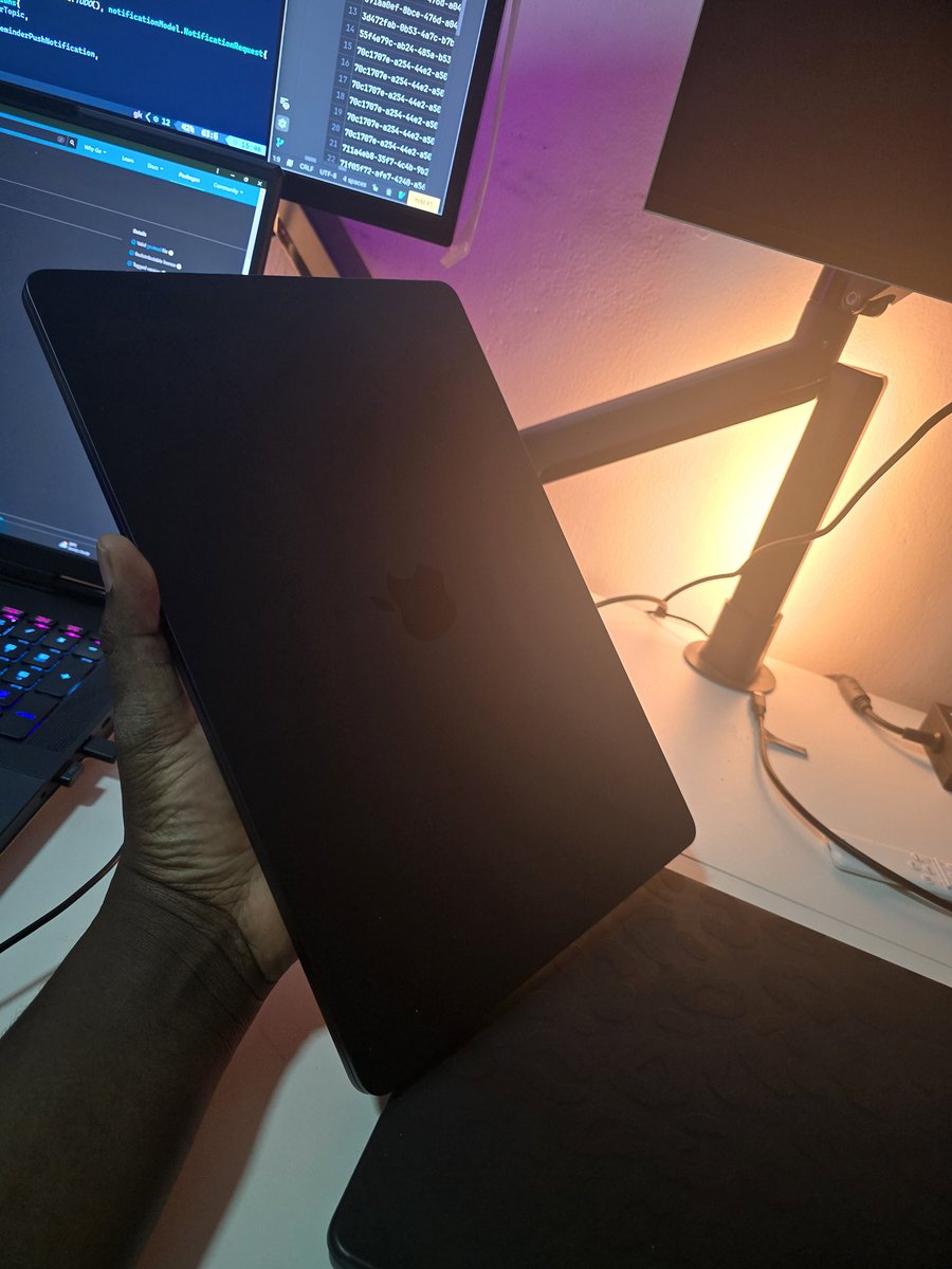 soulpee's tweet photo. Thread Available 

Slightly used (< 1 month old )
Apple MacBook Air M3 15 inches 
512GB SSD 16GB Ram 
Space black 
Battery health 100% 
Cycle count 8 
No box but comes with all accessories 
Price - GHS 16,700 https://t.co/saS3Jt3mX5