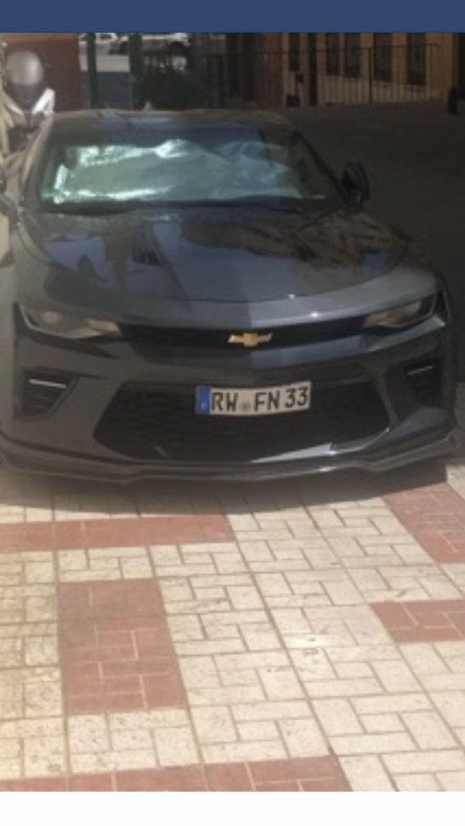 gil_toro's tweet photo. Este coche lleva aparcado en pasaje Olletas toda la feria dificultando la entrada y salida de vehículos de garajes y el tránsito de peatones. He comunicado la incidencia en la app de #Málaga Funciona de ⁦⁦@malaga⁩ y me dicen que la incidencia está resuelta y no es verdad https://t.co/3Bs2UPkm2T
