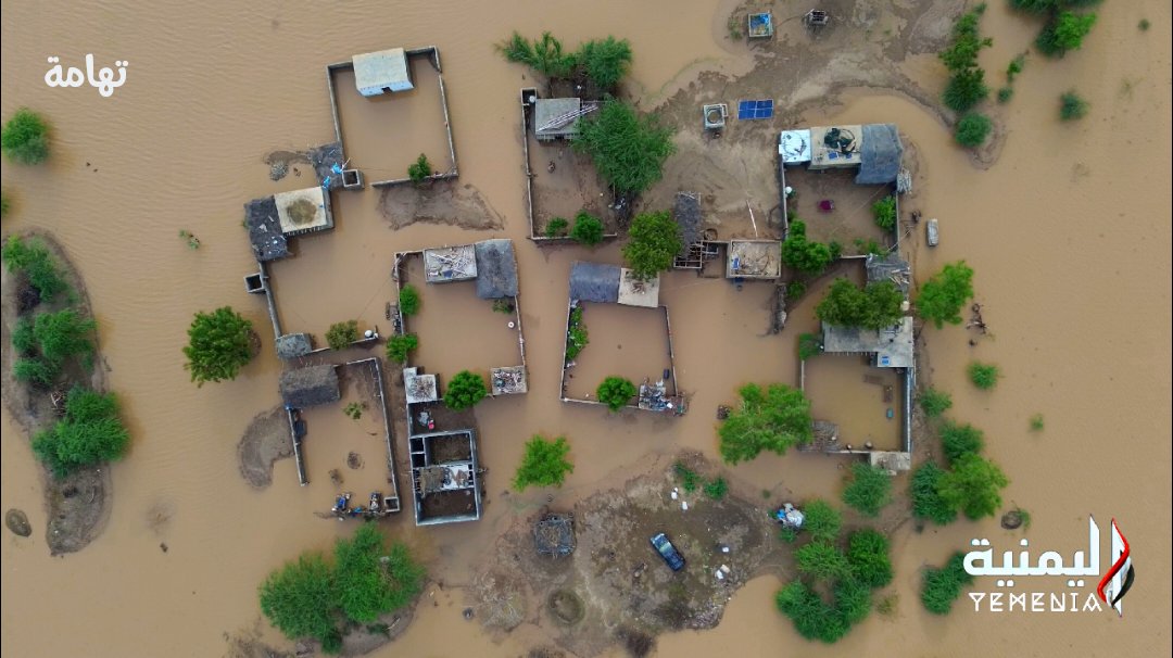 بعد ثلاثة أيام من نزول السيول الأخيرة، 

لم أتمكن من الوصول إلى هذه القرية التهامية التي تبدو وكأنها جزيرة محاصرة وسط السيول.

اكتفيت فقط بإدخال طائرة الدرون لتبداء الملامح العلوية لأسطح هذه القرية بالظهور 
فقط المنازل الإسمنتية كانت واضحة
أما اي بناية من القش او الطين لا أثر لها