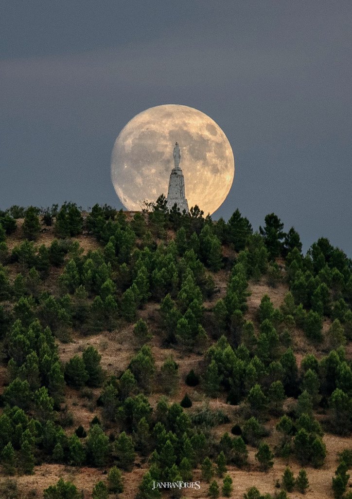 MeteoHellin's tweet photo. 🌕😍Espectaculares imágenes de la luna llena del pasado 18 de agosto desde Alcaraz. #SierraDeAlcaraz #Albacete #meteoAB

© Juanfran Torres https://t.co/r4aNontPJr