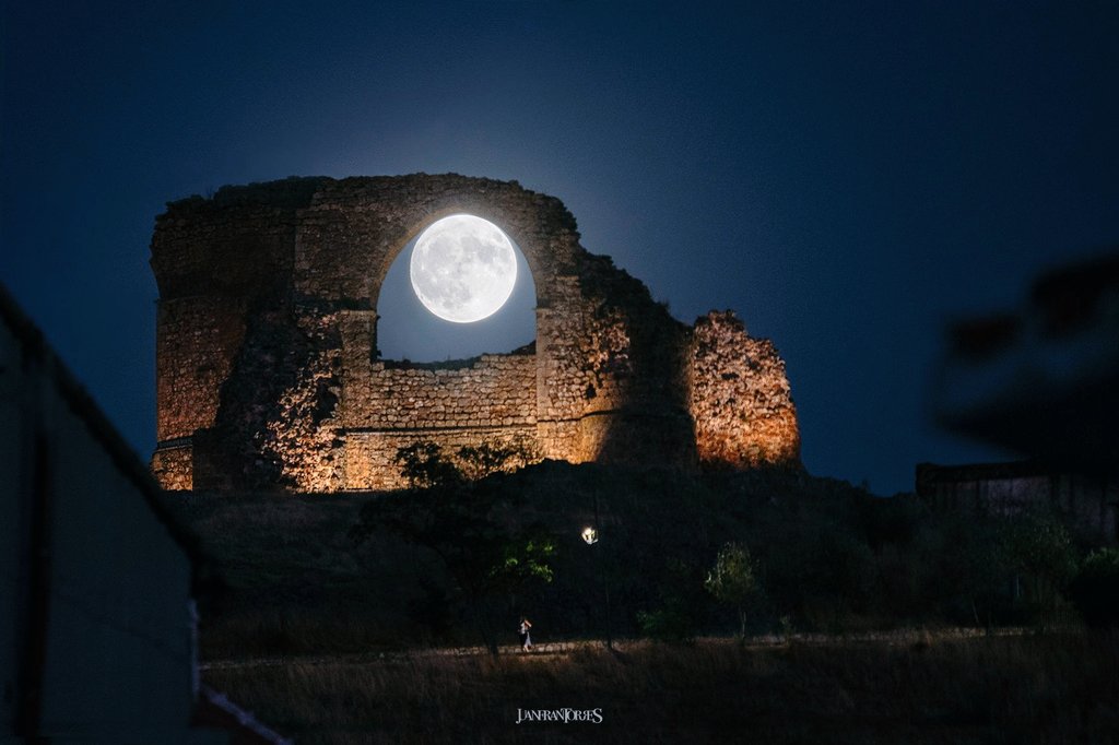 MeteoHellin's tweet photo. 🌕😍Espectaculares imágenes de la luna llena del pasado 18 de agosto desde Alcaraz. #SierraDeAlcaraz #Albacete #meteoAB

© Juanfran Torres https://t.co/r4aNontPJr