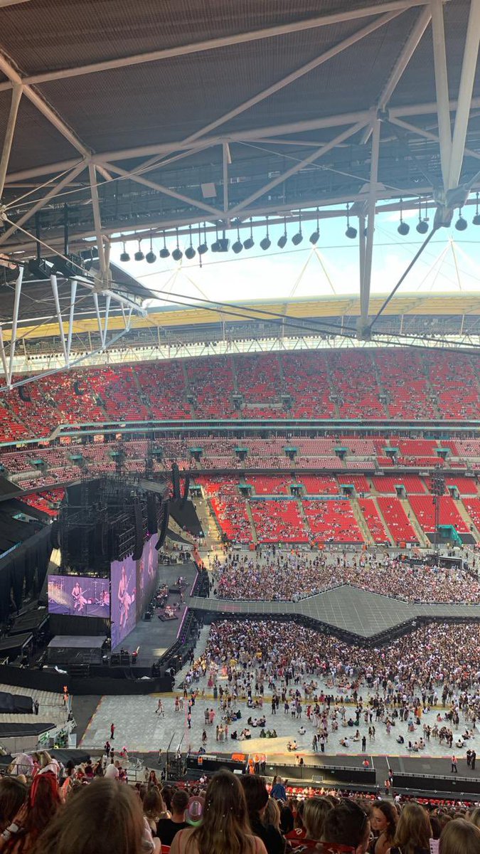 SincerelyEman's tweet photo. Finally it’s my turn for the Eras tour 😭🫶🏻💖
#therastour #taylorswiftconcert #LondonTSTheErasTour #London #Wembley https://t.co/2hRW8qUIF9