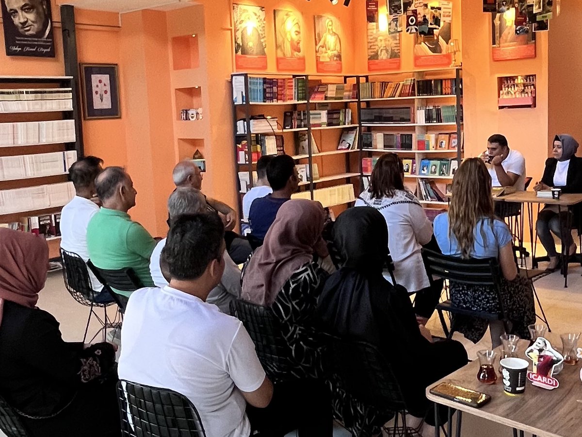 Haftalık kitap kafe söyleşilerimizin bu haftaki konukları yazarlarımız Gülşen Gazel ve İbrahim Yemez’di. Edebiyat, roman ve kültürel değişim üzerine gerçekleşen söyleşinin ardından yazarlarımız kitaplarını imzaladılar. 
#gaziantep <a href="/gulsengazel/">Gülşen Gazel</a>