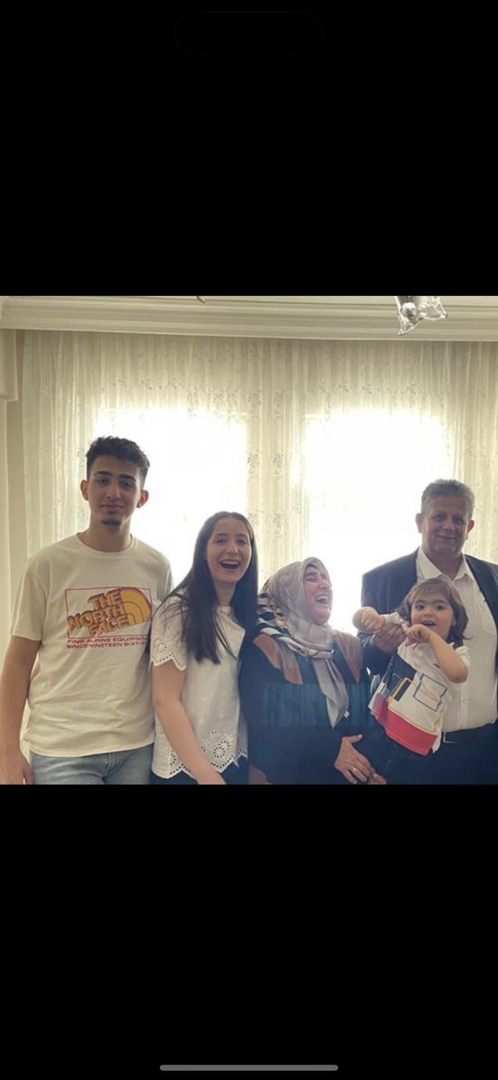 Bugün siz gelmediniz almadınız bir şey aramadınız sormadınız yapamadınız biliyorum ama bende yapamadım yokluğunuza alışmadım öğrenemedim yapamadım işte geçen her saniye umudum azaldıkça canım çok daha fazla acıdı ama olsun seneye bugün yine doğum günümü kutlamanızı bekleyeceğim🤍