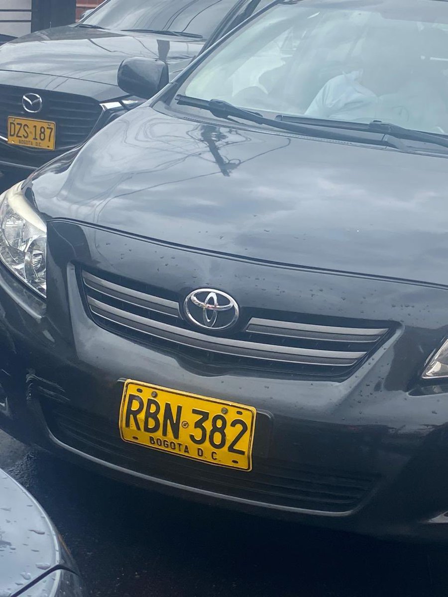 Me ayudan a encontrar a este personaje? Cogió a golpes a mi sobrino en el semáforo de la 129 con 58 sin mediar palabra. 

Les dejo la foto de este atarban y la placa del carro para que me ayuden a ubicarlo porque se voló después de romperle toda la cara. 

Mi sobrino de 18 años