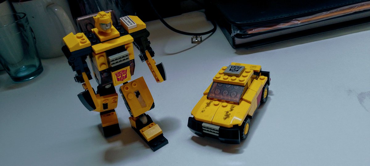 BoiLee_3's tweet photo. Kre-O Set 31144. Transformers Bumblebee ( basic) - Robot mode https://t.co/BqEPNDkWxY