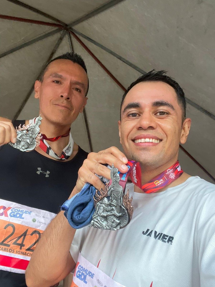 PCJalisco's tweet photo. #OrgulloPC 🏅Conoce a nuestros compañeros, la Comandante Blanca Becerra y los oficiales Carlos Quezada y Javier Ávalos, ganadores del Primer Lugar en sus respectivas categorías de la Carrera 10K organizada por @comudegdl y @PCYBOMGDL 🏃🏻‍♀️🏃🏻‍♂️

¡FELICIDADES!🥇

#OrgullososDeServir https://t.co/aFfq7DMo9v