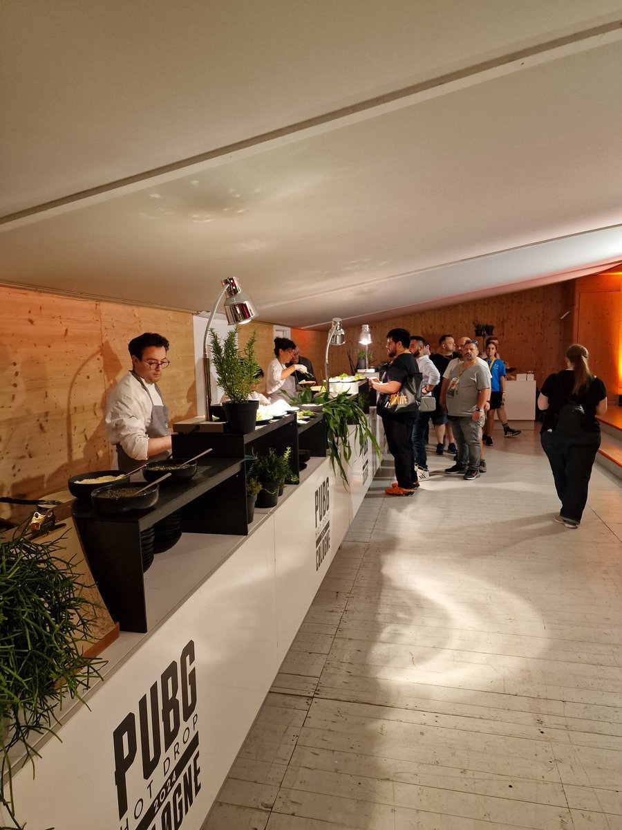 Das PUBG: HOT DROP Cologne 2024 zur #gamescom2024 war ein voller Erfolg: große Location, coole Activities, leckeres kostenloses Essen &amp; Getränke, Goodies und das Wichtigste: eine wunderbare Community. 💛