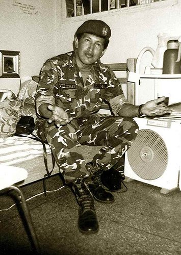 codiguillos's tweet photo. Hugo Chávez fue un degenerado asesino que mató a cientos de venezolanos el 4 de febrero de 1992 y el 27 de noviembre de ese mismo año. 

Sin embargo, le respetaron su vida, fue preso, recibía visitas y se les respetaron sus derechos humanos. 

Mientras que hoy, personas que no ha matado, han sido DESAPARECIDAS por el delito de salir a defender su voto. 

¡Inaceptable!

¡Liberen a todos los presos políticos!