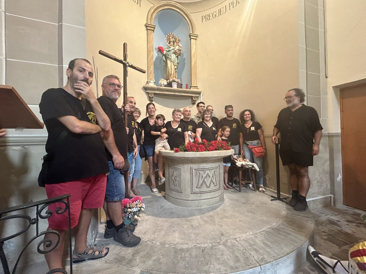 IMMAMUDI's tweet photo. 🔹Avui hem acompanyat als hereus i a les pubilles del barri de #Pequin a l’ofrena floral a la Mare de Deu de la Salut…amb els seus gegants vestits amb les recent estrenades gales🔝
Enhorabona a la Comissió de festes i l’AV per tota l’organització!
@Olotuit
@PepBergaVayreda https://t.co/hDOBu3DQWt