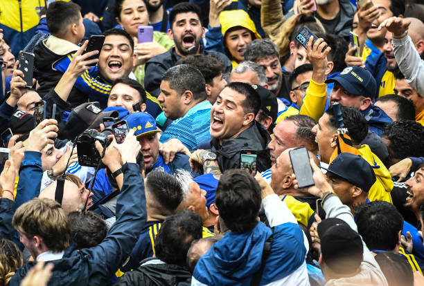 Un simple ser humano que nació en la villa de Don Torcuato, que nunca se olvidó de sus orígenes ni de sus amigos y que jugó a la pelota como muy pero muy pocos lo hicieron. Fue, es y será el máximo ídolo de la historia xeneize. Y siempre va a tener el amor y el apoyo de su gente.