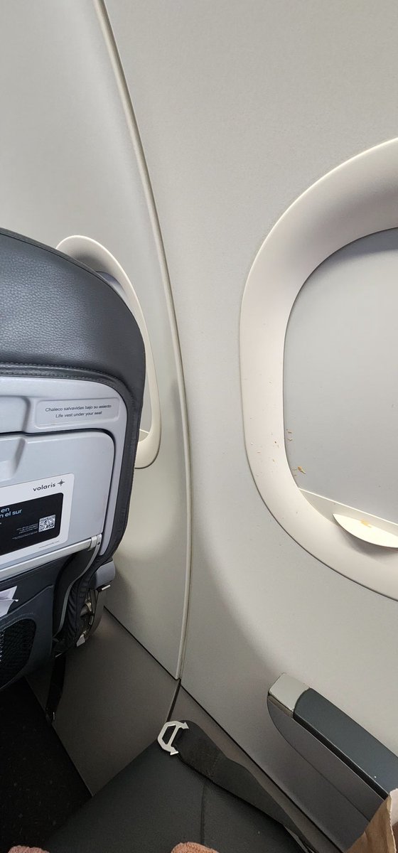etznab_hun's tweet photo. ¿Una limpiadita, no @Volaris? 
Ventana llena de vomito https://t.co/hWdTn9KKEs