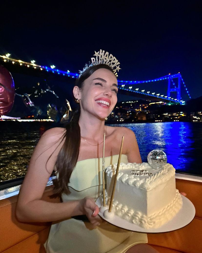 YagmurTEtkinlik's tweet photo. 📸 ‘ Yağmur Tanrısevsin instagram hesabından “ Yenilik ve güzelliklerle…🥳🎂🫶🏻🧚🏻🌟 ” notuyla doğum günü karelerini paylaştı…✨

#YağmurTanrısevsin - @tanrisevsin https://t.co/BngQowEIRf