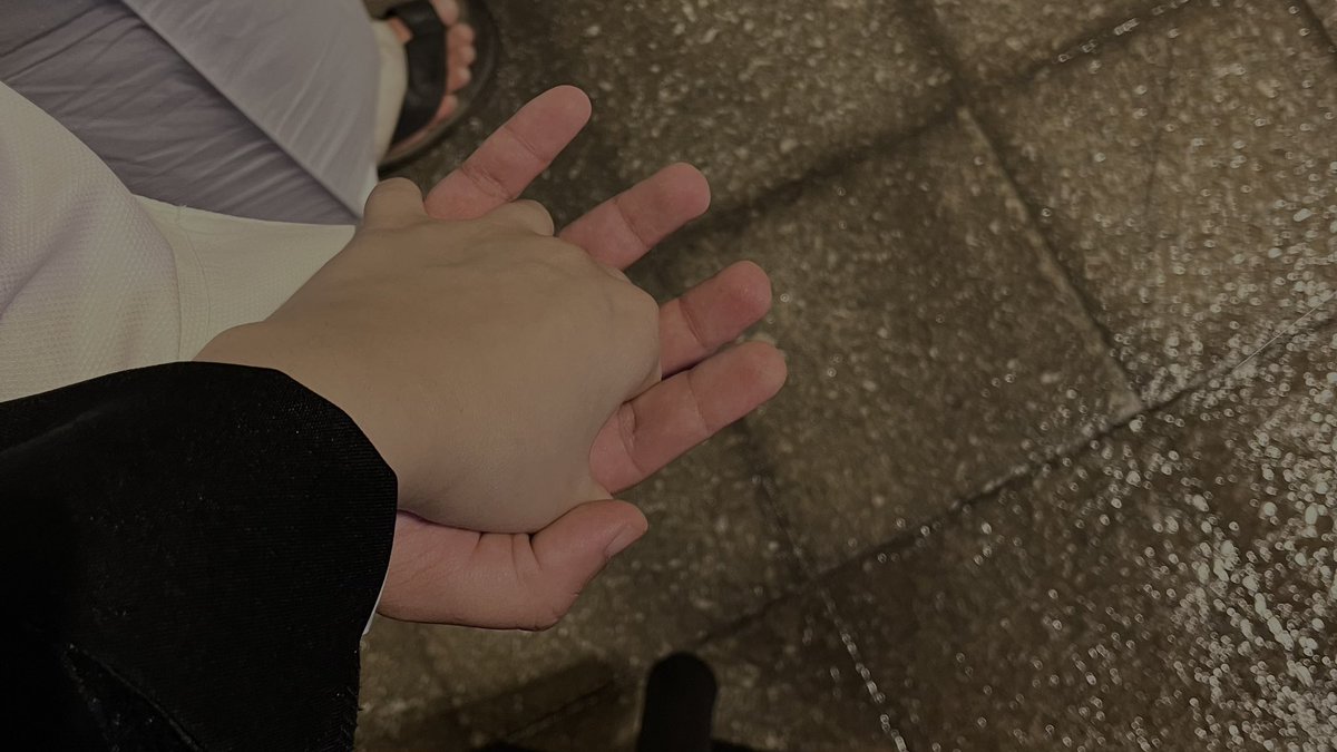 _Z20_'s tweet photo. يدي بيد عبدالله ونتمشّى تحت المطر ليلًا بجانب البحر. كنّا نتناقش في مُختلف مواضيع الحياة، وفي لحظة تجلّي كنت أقوله:

"قدرة الإنسان على الانفتاح وإظهار ضعفه للآخر بلا حصانة، يعتمد على: قدرته في تصديق إنه قادر على "التعافي" حتى لو خذله الطرف الآخر ولم يوفّر له مساحة آمنة.

في كل مرّة نعرّض فيها أنفسنا و��شاعرنا وأفكارنا للآخرين – في الواقع إحنا ما عندنا ضمانات بإنهم ما راح يؤذونا -بشكلٍ ما-؛ لكن "ثِقتنا" بأننا قادرين على التعامل مع الألم المُحتَمَل حصوله لما ما يحتوينا الطرف الآخر بالشكل الصحيح والمناسب لنا – هي اللي تخلينا نغام�� وننفتح على أي حال.

هذه "الثقة" لما تتزعزع؛ يبدأ "الخوف" يملأ قلب الإنسان ويزاحم قدرته على "الحُب".
و "مَن يخاف الحُب يخاف الحياة" كما قال راسل.

وهذا الحال في كل مواضيع الحياة، كل شيء في الحياة يحتاج "ثقة – ثقة في حُكمنا الذاتي" تساعدنا نغامر في أخذ الخطوة القادمة – حتى لو إحنا مو متأكدين من النتائج؛ لكن عندنا "الثقة" اللي تخلينا متأكدين إن مهما كانت النتائج إحنا راح نقدر نتعامل معها بطريقة أو بأخرى."