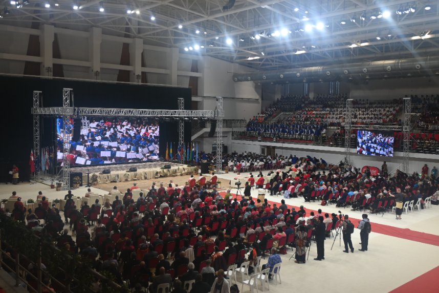 At the opening ceremony of the PIF Summit in Tonga, UN Secretary General Antonio Guterres continues to lash the fossil fuel policies of Australia, NZ &amp; G20:
"When governments sign new oil and gas licenses, they are signing away our future" ... cont