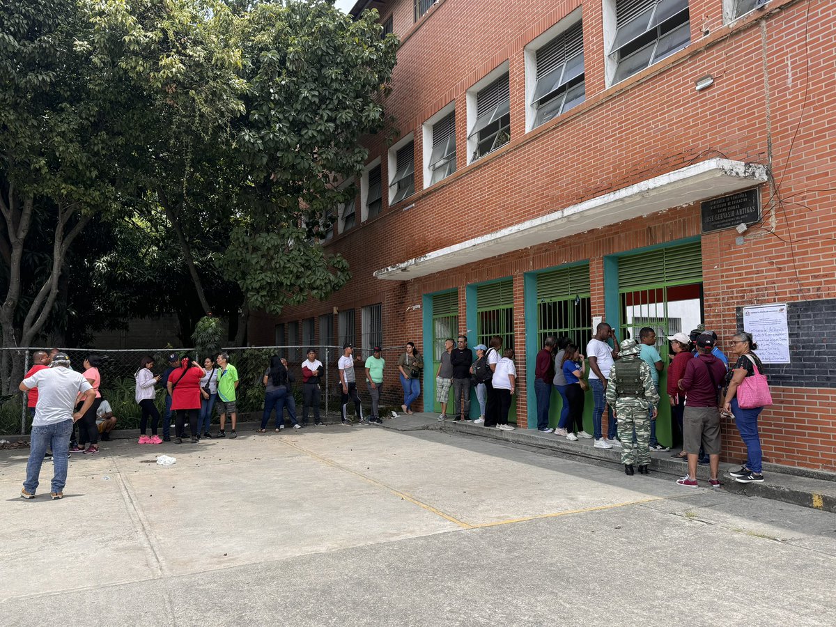 pinfantea's tweet photo. Creo profundamente en los poderes creadores del pueblo, como lo hacía el gran Aquiles Nazoa.

Contento de participar por segunda vez en la Consulta Popular Nacional 2024, en mi barrio El Amparo, en Catia.

¡Solo el pueblo salva al pueblo! ¡Apostando a esta nueva forma de hacer gobierno! 

¡Vamos todos a votar por nuestra comunidad! 🇻🇪