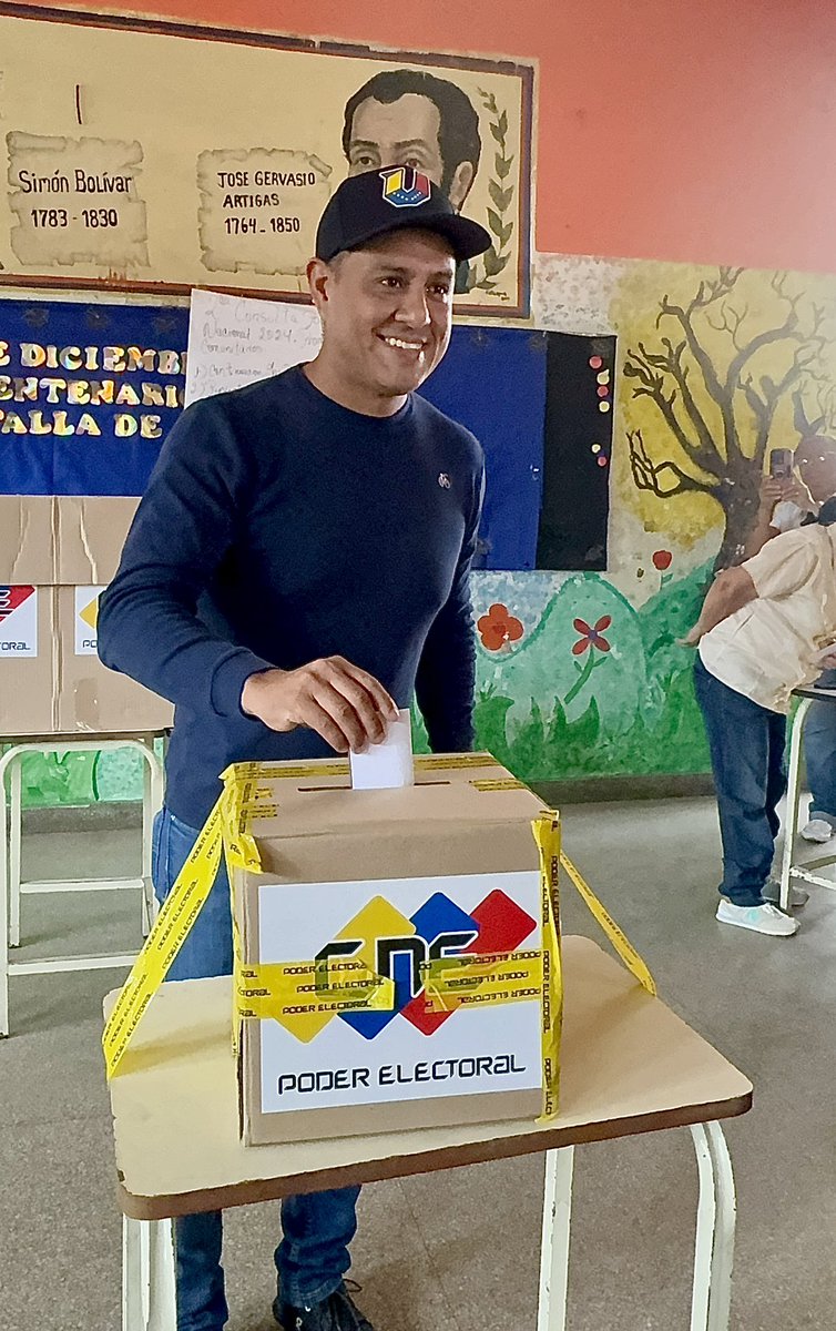 pinfantea's tweet photo. Creo profundamente en los poderes creadores del pueblo, como lo hacía el gran Aquiles Nazoa.

Contento de participar por segunda vez en la Consulta Popular Nacional 2024, en mi barrio El Amparo, en Catia.

¡Solo el pueblo salva al pueblo! ¡Apostando a esta nueva forma de hacer gobierno! 

¡Vamos todos a votar por nuestra comunidad! 🇻🇪