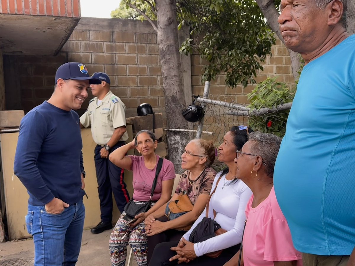 Creo profundamente en los poderes creadores del pueblo, como lo hacía el gran Aquiles Nazoa.

Contento de participar por segunda vez en la Consulta Popular Nacional 2024, en mi barrio El Amparo, en Catia.

¡Solo el pueblo salva al pueblo! ¡Apostando a esta nueva forma de hacer