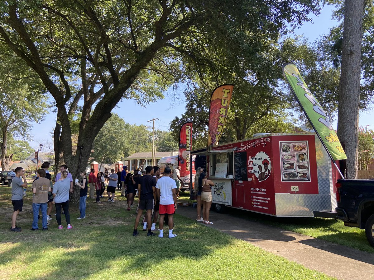 HendersonStateU's tweet photo. It’s Sunday Funday! Join us for food trucks, music, and games here on the South Lawn until 7 p.m. tonight. #WelcomeWeek24 https://t.co/HT7zSnE0gJ