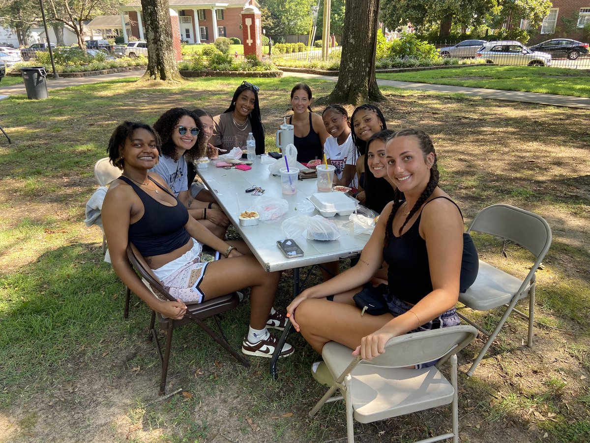 HendersonStateU's tweet photo. It’s Sunday Funday! Join us for food trucks, music, and games here on the South Lawn until 7 p.m. tonight. #WelcomeWeek24 https://t.co/HT7zSnE0gJ