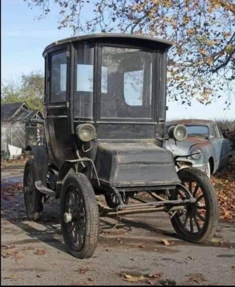 ¿Lo sabías?
EN 1910 YA HABÍAN AUTOS ELÉCTRICOS.

Les presento el Auto eléctrico de 1910, el Detroit Model D, podía recorrer 340 km a una velocidad máxima de 32 km/h, velocidad habitual para la época.
Tenía una batería recargable de plomo y ácido. La compañía Anderson construyó