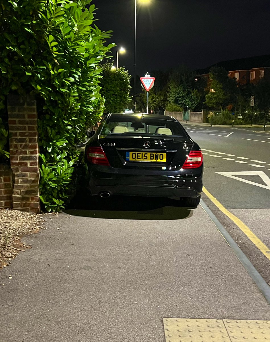 Why does this driver think it’s ok to park fully blocking the pavement so we have to walk in the road? It’s arrogant. #OldDoverRoad #Greenwich <a href="/Royal_Greenwich/">Royal Borough of Greenwich</a>