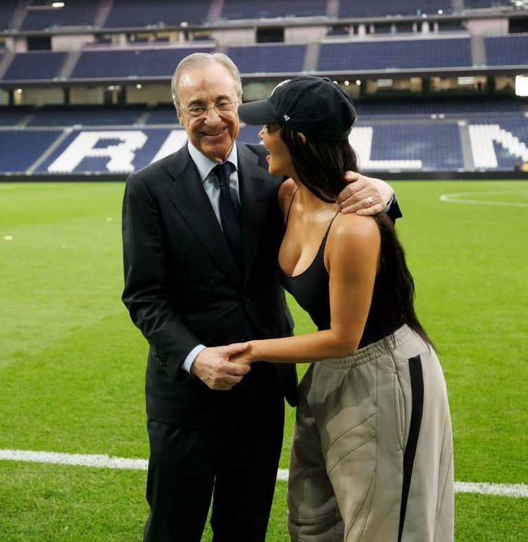 FonsiLoaiza's tweet photo. Hoy, Florentino Pérez ha invitado al palco de los negocios del Bernabéu a Kim Kardashian. Es dueña del fondo buitre SKKY Partners y ha tenido dos hijos comprando vientres de alquiler y explotando a mujeres pobres. https://t.co/stEdQnpo08