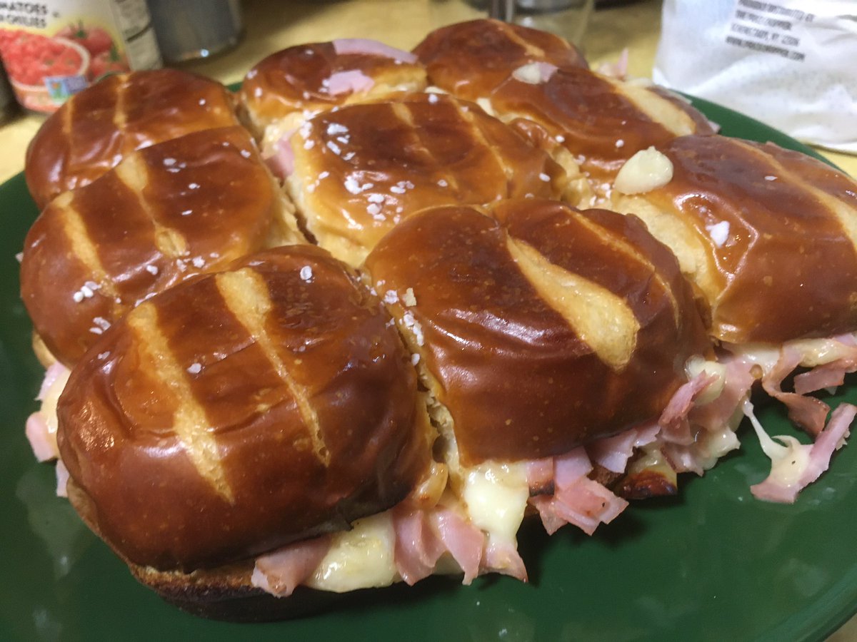 TwinzPlay's tweet photo. Pull apart chopped ham and Swiss pretzel bun sliders
#NomSession https://t.co/sCNPKrnXld