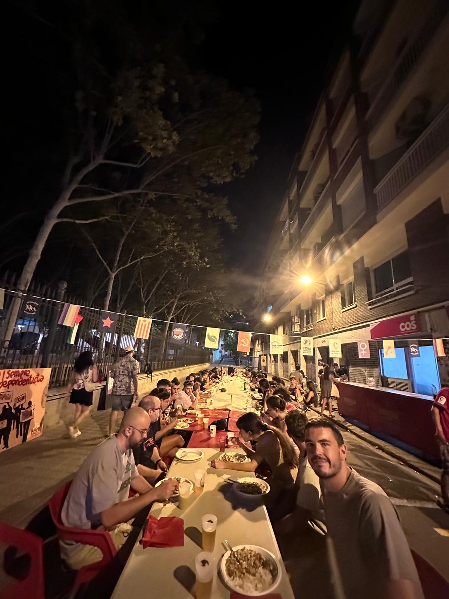 Després de la ressaca del primer dissabte de Festa Major de #Sants fem jocs i sopar popular amb totes les companyes que fem possible l'Alternativa, agafant energia per la setmana plena d'activitats que ens espera.

#FMAS #FMAS30