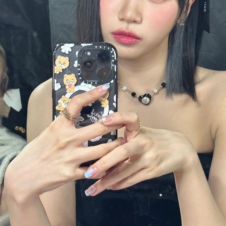 pikachaeee's tweet photo. chaewon’s hands a thread https://t.co/7RsvHWazLY