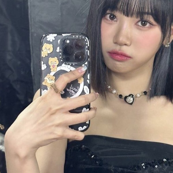 pikachaeee's tweet photo. chaewon’s hands a thread https://t.co/7RsvHWazLY
