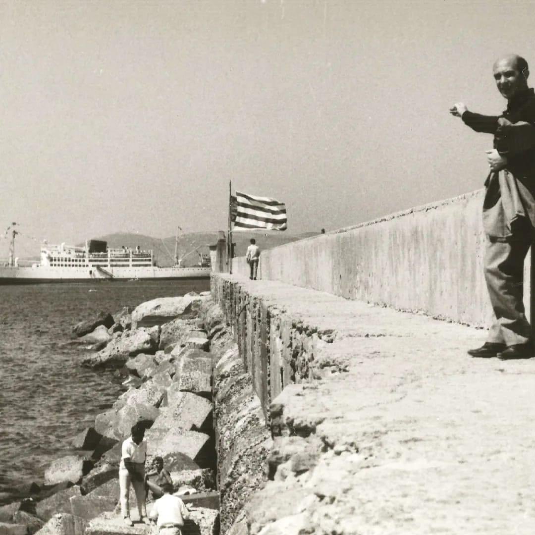 CabusJordi's tweet photo. @enzomogliardi El 25 d’agost de 1960 un nodrit grup d’intel·lectuals catalans, encapçalats per Pere Català i Roca, desembarcà a l’Alguer, on milers d’algueresos esperaven al port per rebre els “germans de Ponent”. https://t.co/qPelC5Cn73