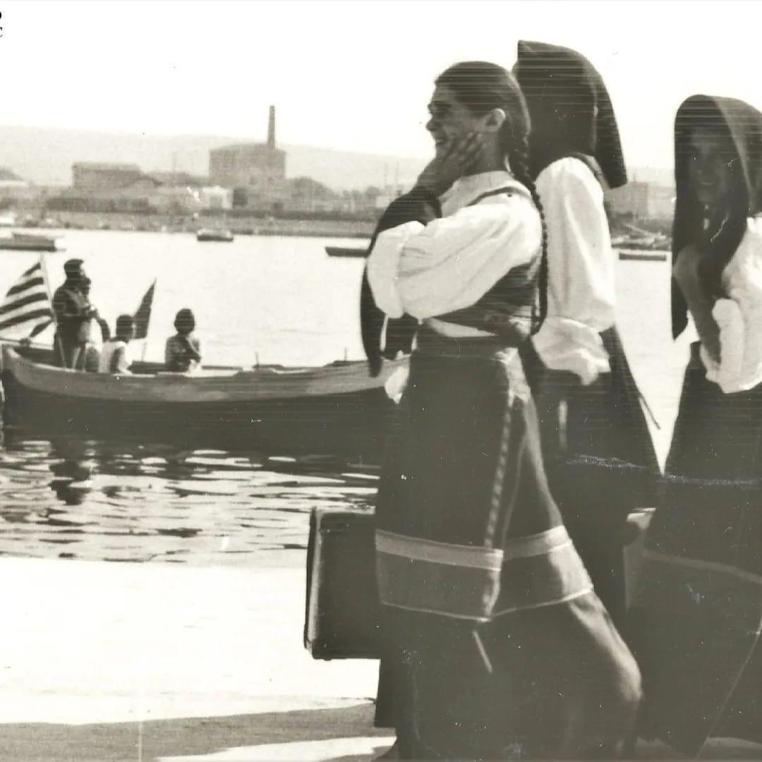 CabusJordi's tweet photo. @enzomogliardi El 25 d’agost de 1960 un nodrit grup d’intel·lectuals catalans, encapçalats per Pere Català i Roca, desembarcà a l’Alguer, on milers d’algueresos esperaven al port per rebre els “germans de Ponent”. https://t.co/qPelC5Cn73