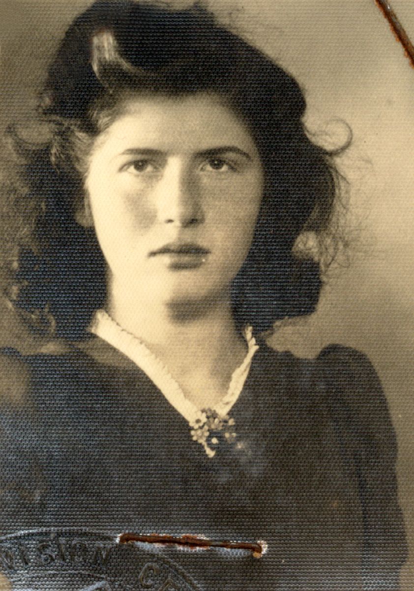 AuschwitzMuseum's tweet photo. 25 August 1925 | Polish Jewish girl, Jadwiga Skowron, was born in Częstochowa. She emigrated to Belgium.

She was deported to #Auschwitz from Kazerne Dossin in Mechelen on 15 August 1942. She did not survive. https://t.co/6NpC0gyjH7