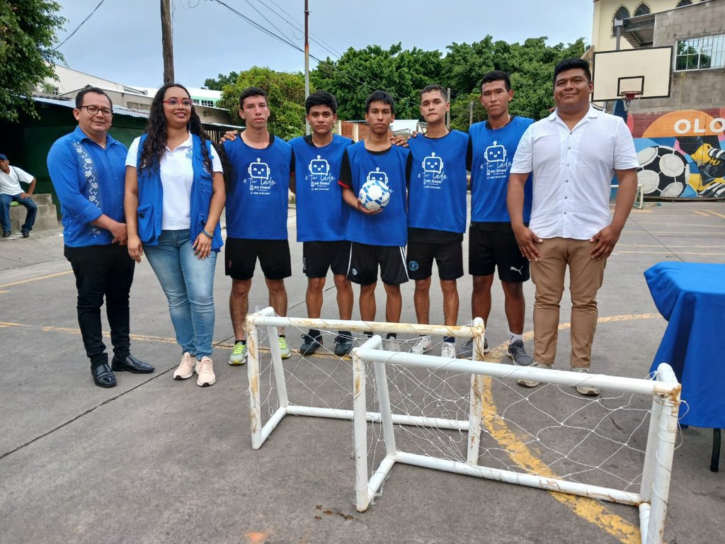 Reconstrucción del Tejido Social 🇸🇻 (@tejidosocialsv) on Twitter photo ⚽️🏆 | ¡El #FútbolCallejero llegó a Olocuilta!
Gracias a <a href="/ACNURElSalvador/">ACNUR El Salvador</a> y al director del distrito, Ángel Portillo, por unirse y apoyar este evento que reunió a varias comunidades de la zona. Cada equipo lo dio todo en la cancha para clasificarse a la gran final, que se ⚽️🏆 | ¡El #FútbolCallejero llegó a Olocuilta!
Gracias a <a href="/ACNURElSalvador/">ACNUR El Salvador</a> y al director del distrito, Ángel Portillo, por unirse y apoyar este evento que reunió a varias comunidades de la zona. Cada equipo lo dio todo en la cancha para clasificarse a la gran final, que se