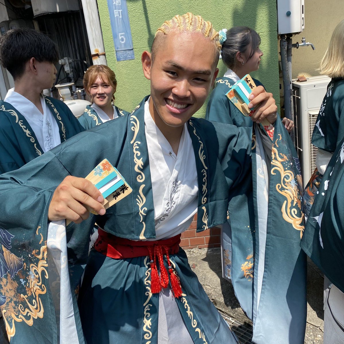 HairViho's tweet photo. 夏の思い出〜1
よさこい祭りコーンロウ編✨️
ブリーチいっぱいした直後の御来店で頭皮が敏感になってる最中での気合いの編み込みでした⚡️⚡️
痛みに耐えた分目立ってましたよ👌🏻

 #よさこい祭り
 #叢雲
 #ヘアセット
 #投稿のタイミング逃しがちく https://t.co/VaIbD32LQg
