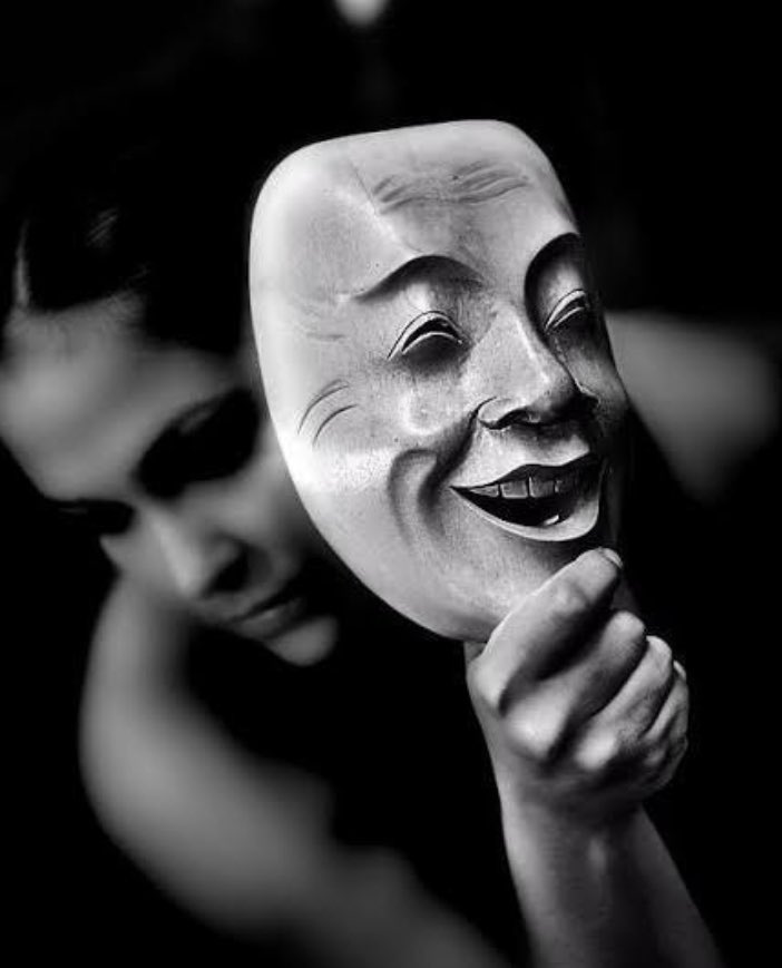 FernandaBe41242's tweet photo. FORO VIRTUAL 
La máscara te convierte en otro o quizás saca ese otro que tenemos oculto y escindido en nuestro interior. 👺
Las máscaras de la vida son las caretas que se usan para aparentar lo que uno no es ayuda a no mostrarte vulnerable. 
@eriobeth 
¿eres feliz así? https://t.co/QmNmhyx9KE