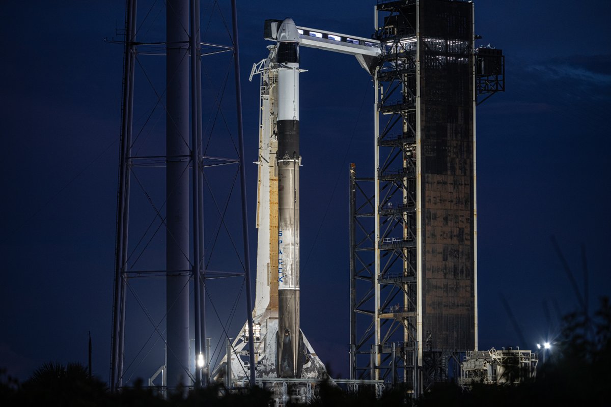 Falcon 9 and Dragon at pad 39A ahead of the launch of Polaris Dawn