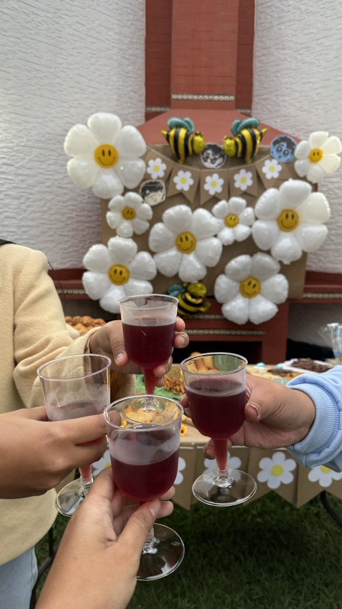 jonasbrosperu's tweet photo. “Paint &amp; Drinks” 🎨✨ 
Ayer tuvimos este hermoso evento para cerrar las celebraciones por el cumple de Joe y fue HERMOSO poder compartir nuevamente entre Jonatics🌼🩵
Peru loves you @jonasbrothers @joejonas @kevinjonas @nickjonas 🩵🇵🇪 https://t.co/rmqA8NqDDd