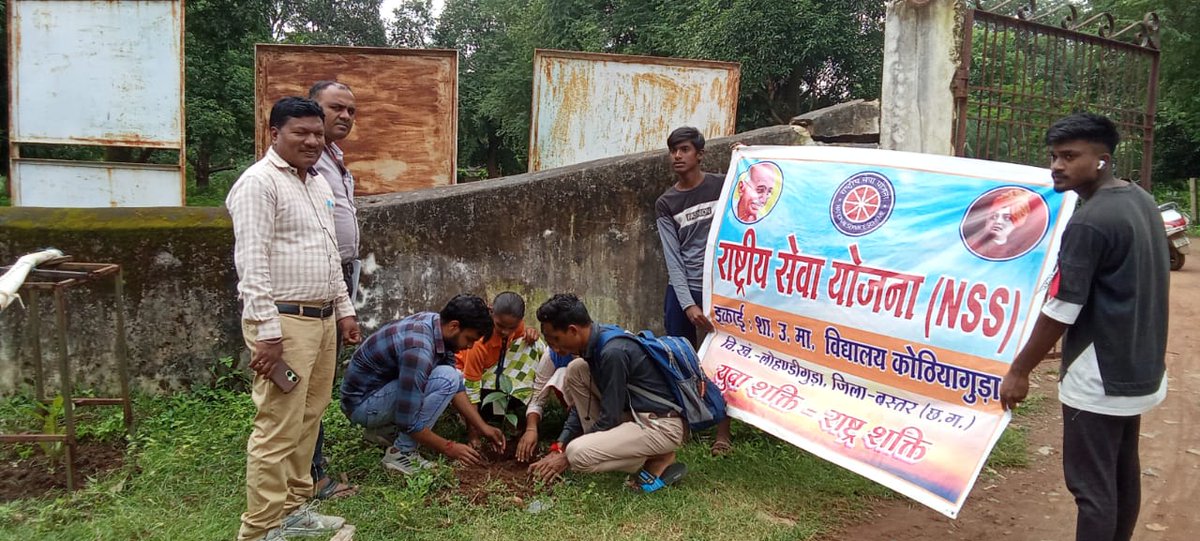 BirbalMourya's tweet photo. आज दिनांक 25/08/2024 को NSS इकाई कोठियागुड़ा के द्वार #एक_पेड़_माँ_के_नाम अभियान के तहत "टिंकरिंग लैब" के शिक्षकों और NSS वॉलिंटियर्स के द्वारा पौधा रोपण किया गया । शाला के प्रवेश द्वार के पास दो पहिया वाहनों से बने गड्ढे में रेती और गिट्टी डाल कर समतली करण किया गया। @askabir_ https://t.co/2oId1PsIBA
