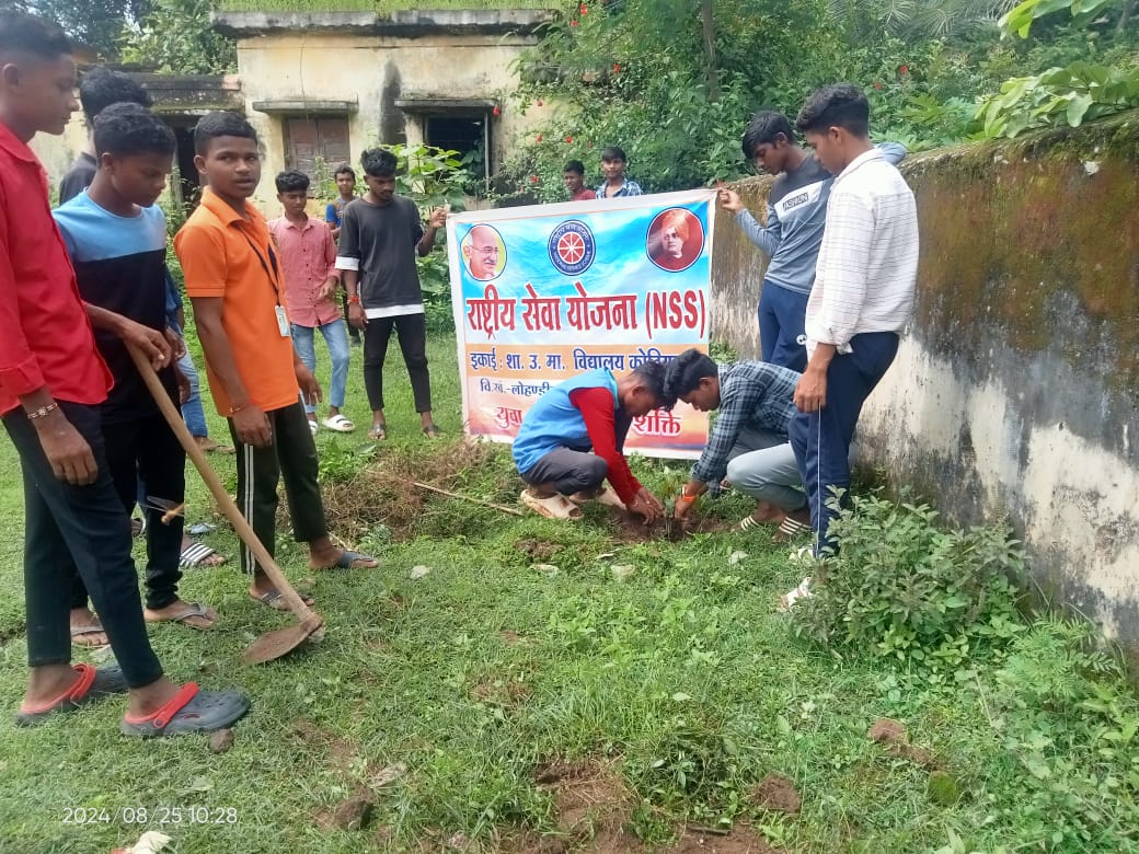 BirbalMourya's tweet photo. आज दिनांक 25/08/2024 को NSS इकाई कोठियागुड़ा के द्वार #एक_पेड़_माँ_के_नाम अभियान के तहत "टिंकरिंग लैब" के शिक्षकों और NSS वॉलिंटियर्स के द्वारा पौधा रोपण किया गया । शाला के प्रवेश द्वार के पास दो पहिया वाहनों से बने गड्ढे में रेती और गिट्टी डाल कर समतली करण किया गया। @askabir_ https://t.co/2oId1PsIBA