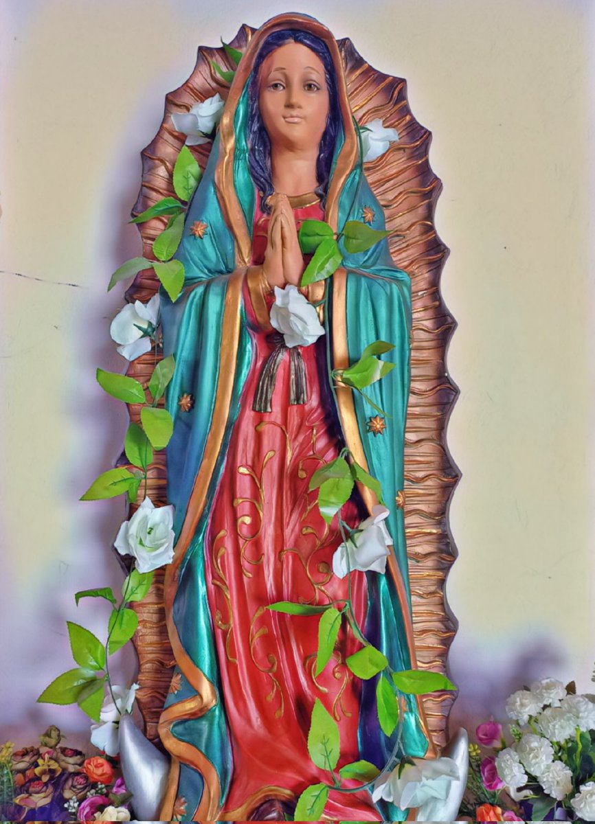 ✝️ Dios te salve, María, 
llena eres de gracia;
el Señor es contigo.
Bendita Tú eres 
entre todas las mujeres,
y bendito es el fruto de tu vientre, Jesús. 

Santa María, Madre de Dios,
ruega por nosotros, pecadores,
ahora y en la hora de nuestra muerte. Amén 🙏