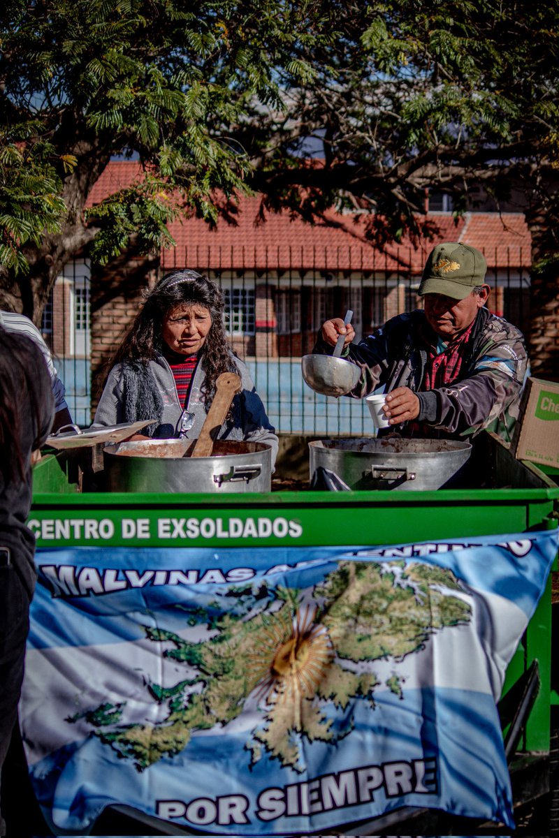 ColonOficial's tweet photo. El Club Atlético Colón agradece especialmente a nuestros socios honoríficos, los ex Combatientes de Malvinas, quienes fueron parte fundamental en este gran evento, colaborando durante toda la tarde en la preparación de la merienda en su cocina de campaña. https://t.co/puKkeOvfq9