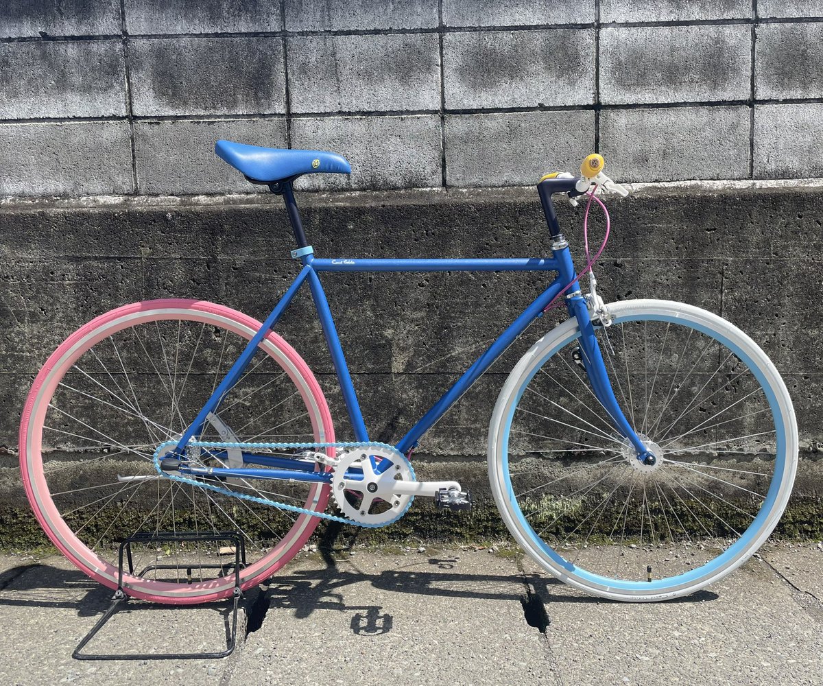 coccipedale's tweet photo. ブルーをベースにしたカラフルな一台🚲後輪のピンクが映えて目をひく素敵な自転車です！ https://t.co/duTCLezp1E