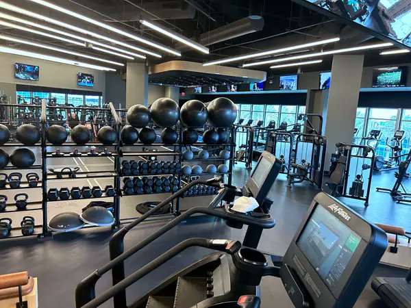 AxeThembro's tweet photo. Ok my hotel gym in Vegas is unbelievable, how can I assemble an #mtgfitfam to get a lift in??? #mtgfit https://t.co/77srFGE5LC